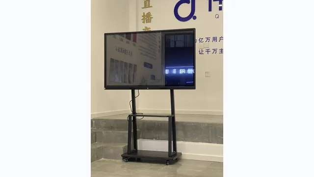 Interactive screen on heavy-duty mobile stand